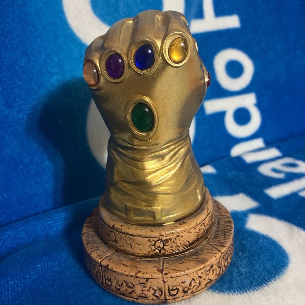 NWOT Infinity Gauntlet statue 5”